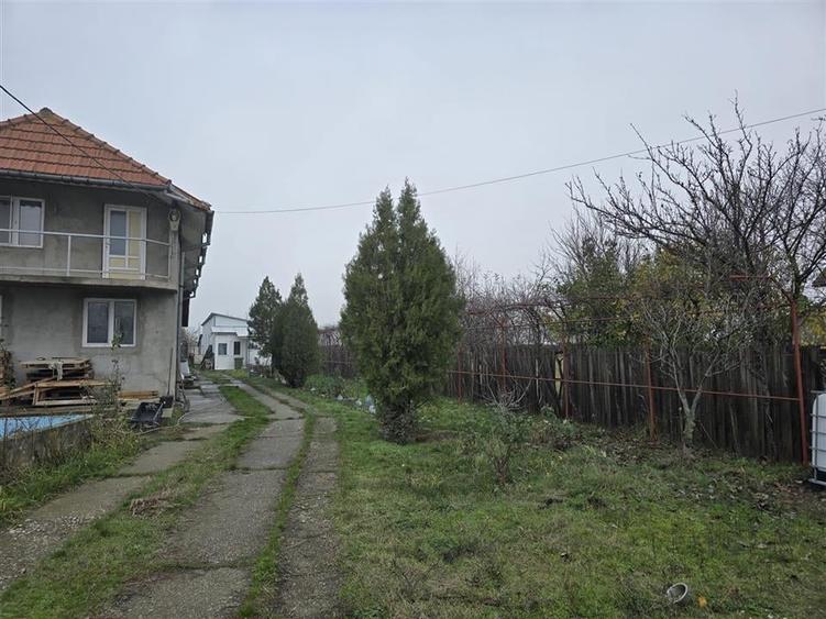 Casă individuală cu 4 camere cu Teren 2083 Mp în Pielești