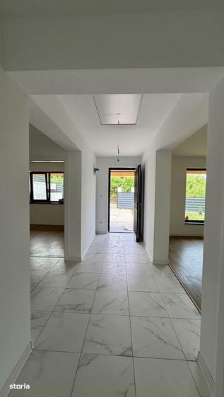 Casă cu 4 camere decomandat în Hlincea