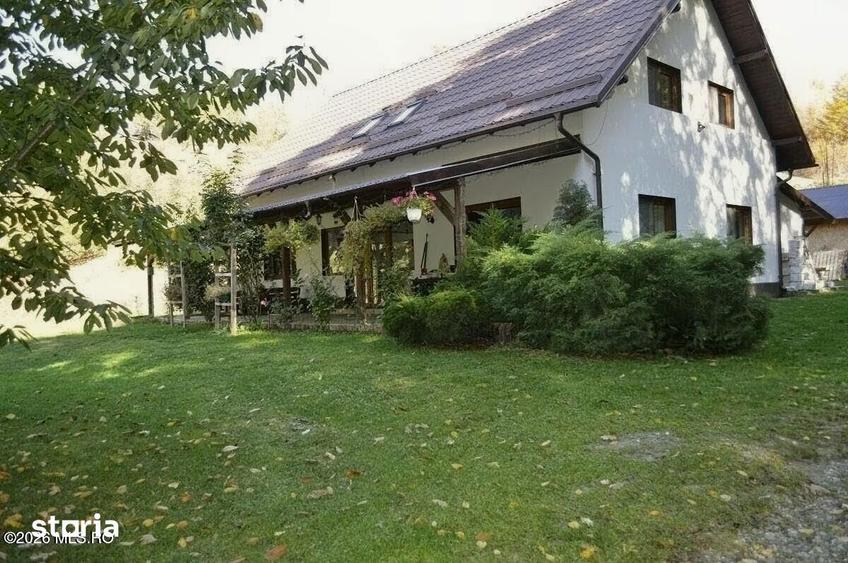Casă cu 6 camere cu Canalizare în Central