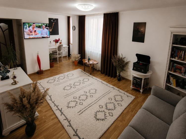 Apartament cu 2 camere semidecomandat, mobilat în Ultracentral