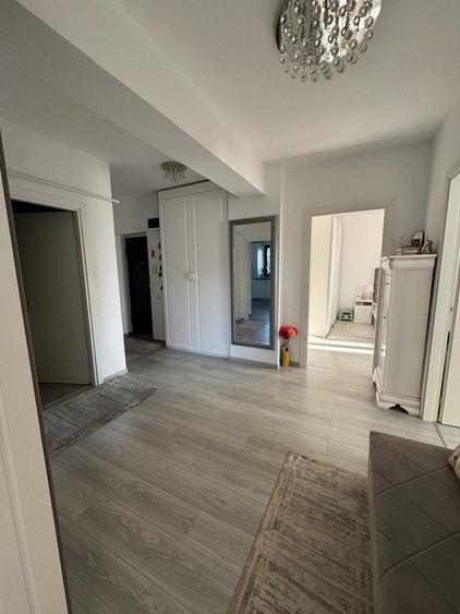 Apartament cu 3 camere decomandat în Central
