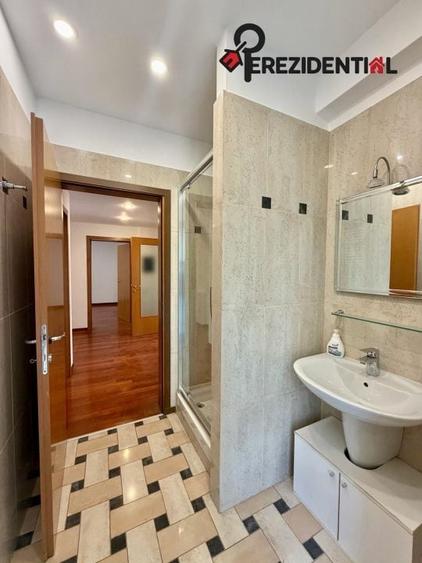 Apartament cu 4 camere semidecomandat în Primăverii