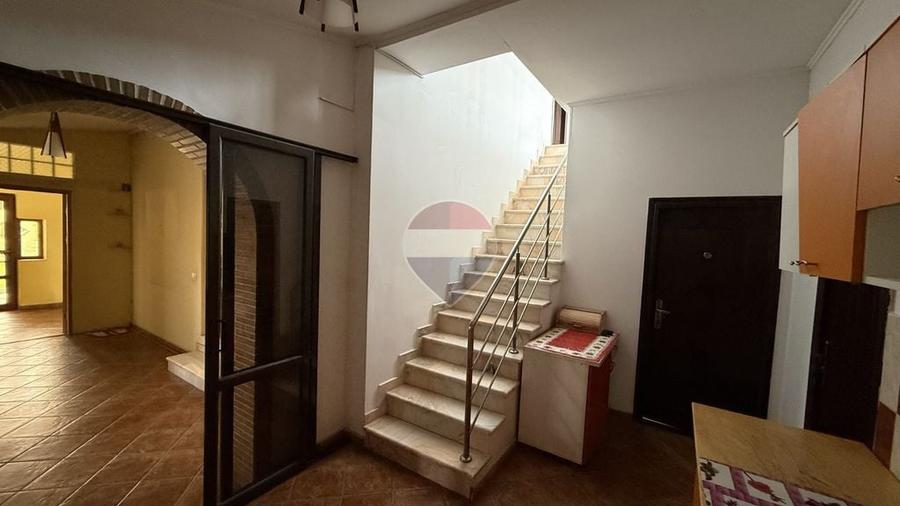Casă cu 5 camere cu Teren 529 Mp în Găgești