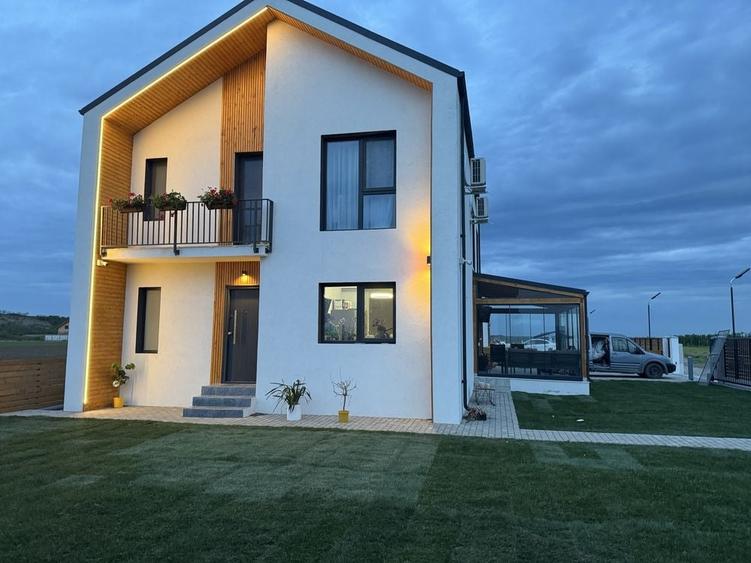 Apartament cu 4 camere decomandat în Căpățânești
