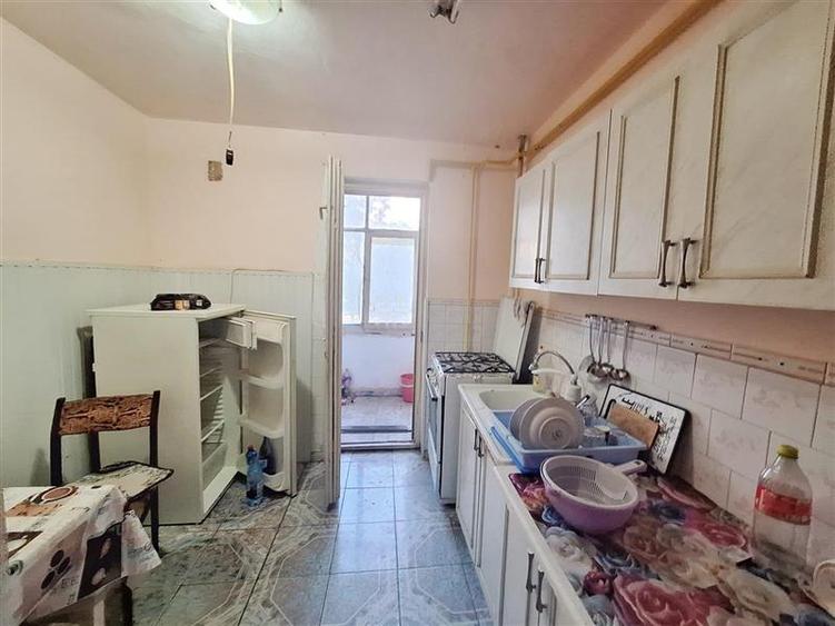 Apartament cu 3 camere decomandat în Milcov