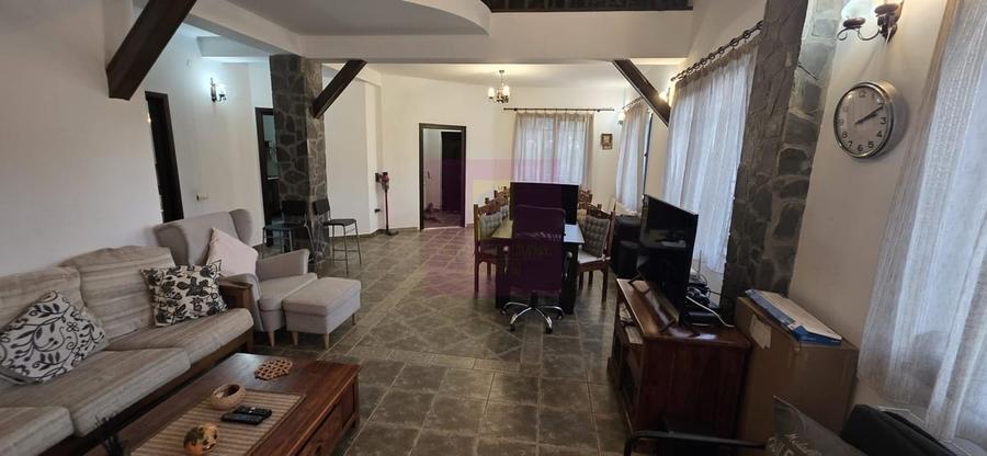 Casă cu 5 camere în Central