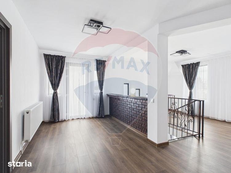 Casă cu 5 camere cu Teren 457 Mp în Vărăști