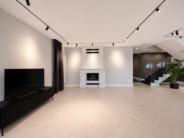 Duplex cu 7 camere cu Canalizare în Nord