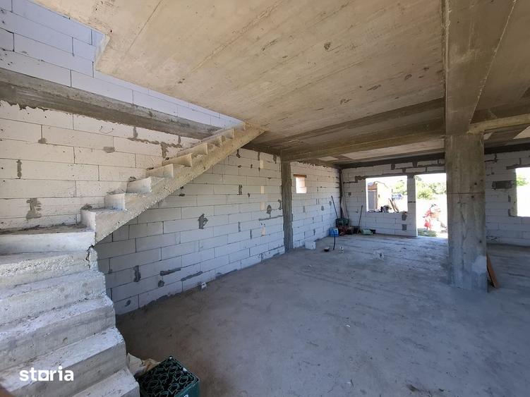 Casă cu 5 camere cu Canalizare în Vest