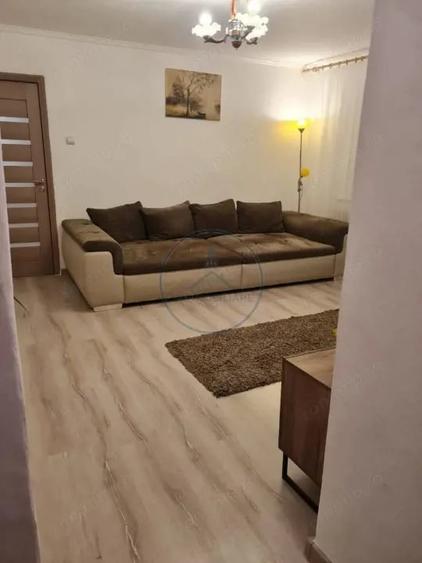 Apartament cu 3 camere semidecomandat, mobilat în Central