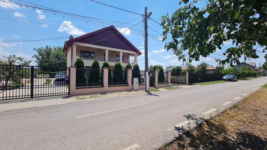 Casă individuală cu 5 camere cu Teren 4400 Mp în Ulmi