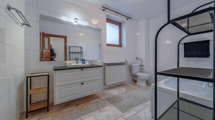 Casă individuală cu 7 camere cu Canalizare în Herăstrău