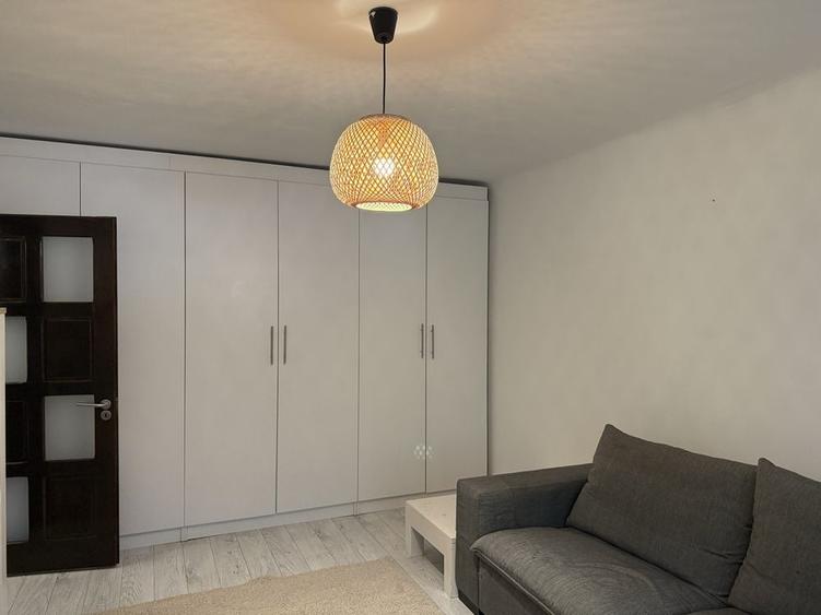 Apartament cu 3 camere decomandat în Rovine