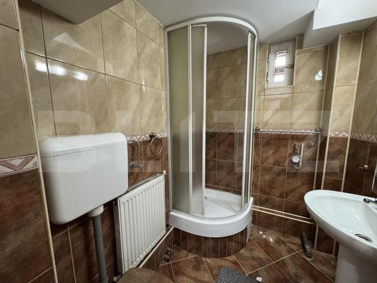 Apartament cu 3 camere semidecomandat, mobilat în Central