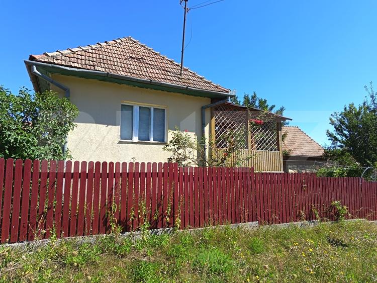Casă individuală cu 2 camere cu Canalizare în Petrești