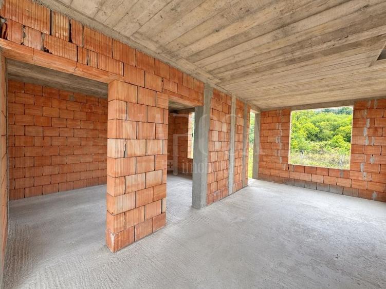Casă individuală cu 5 camere cu Canalizare în Baciu
