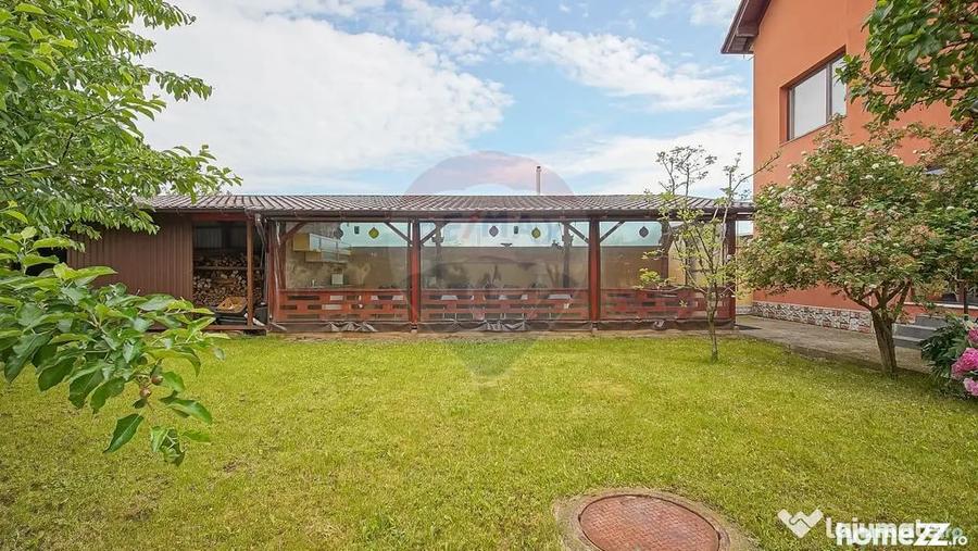 Casă cu 10 camere cu Teren 1300 Mp în Hălchiu