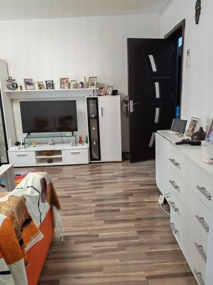Apartament cu 2 camere semidecomandat în Tei