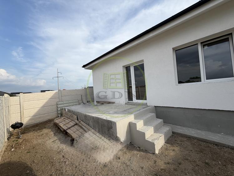 Casă individuală cu 3 camere cu Canalizare în Preajba