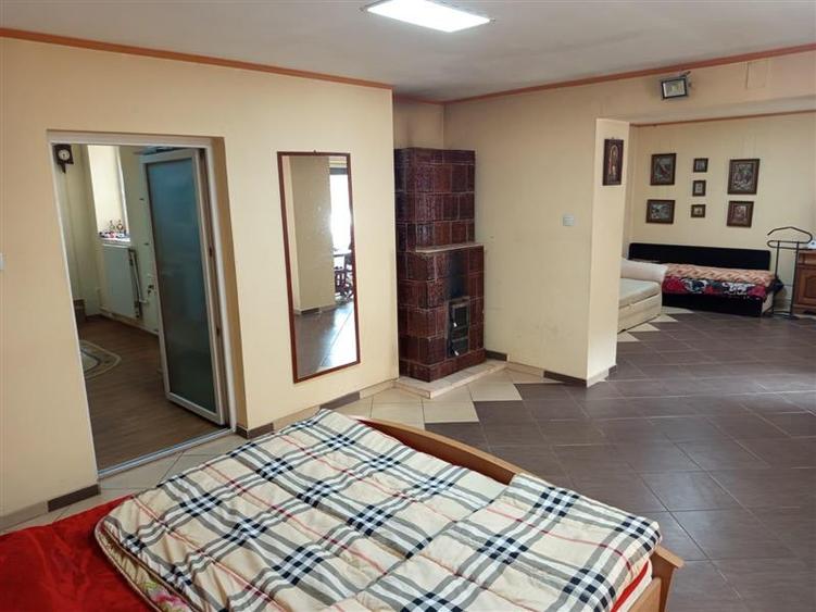 Casă individuală cu 7 camere cu Canalizare în Vest