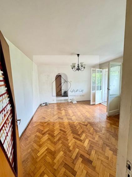 Apartament cu 3 camere semidecomandat în Alexandru Obregia