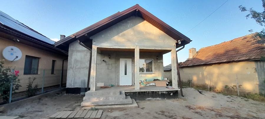 Casă cu Teren 1890 Mp în Ciochina