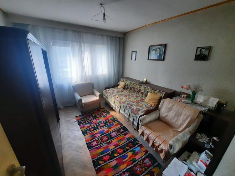 Apartament cu 3 camere semidecomandat, mobilat în Tătărași