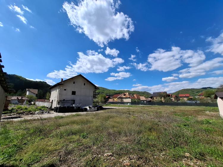 Casă individuală cu 6 camere cu Teren 3329 Mp în Olănești