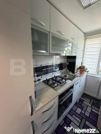Apartament cu 3 camere semidecomandat în Central
