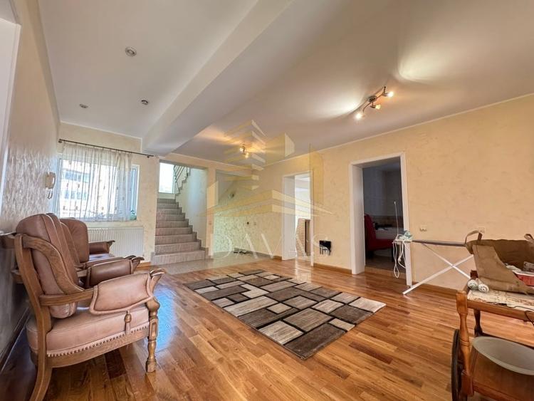 Casă individuală cu 7 camere cu Canalizare în Zorilor