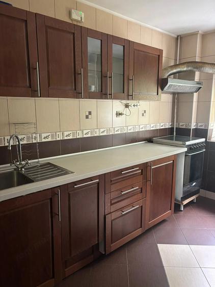 Apartament cu 4 camere semidecomandat în Tineretului
