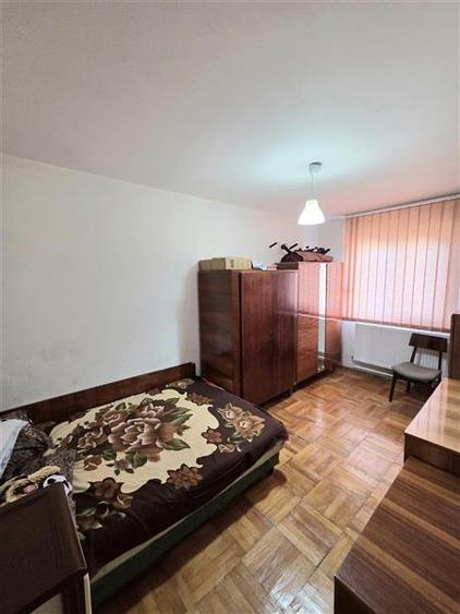Apartament cu 3 camere decomandat în Km 4-5