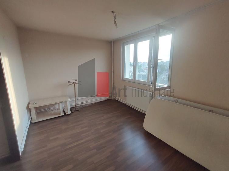 Apartament cu 3 camere semidecomandat în Alexandru Obregia