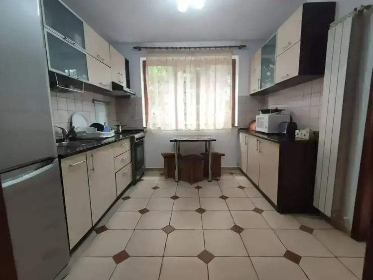 Casă cu 5 camere cu Canalizare în Central