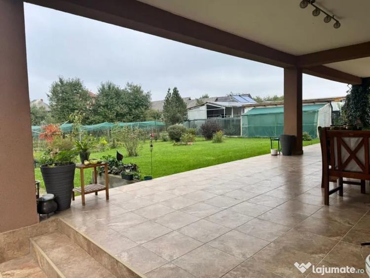 Casă cu 5 camere cu Teren 1000 Mp în Săsar