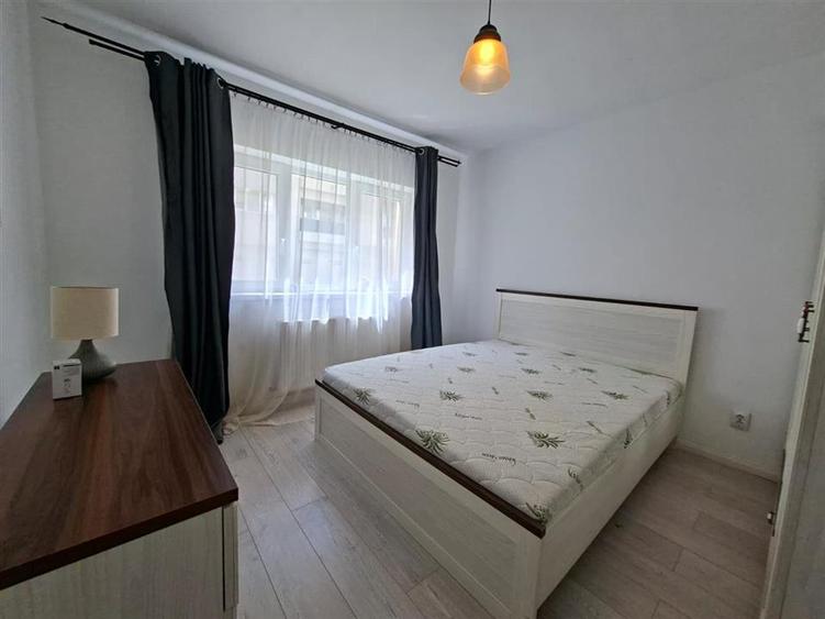 Apartament cu 3 camere decomandat, mobilat în Exterior Sud