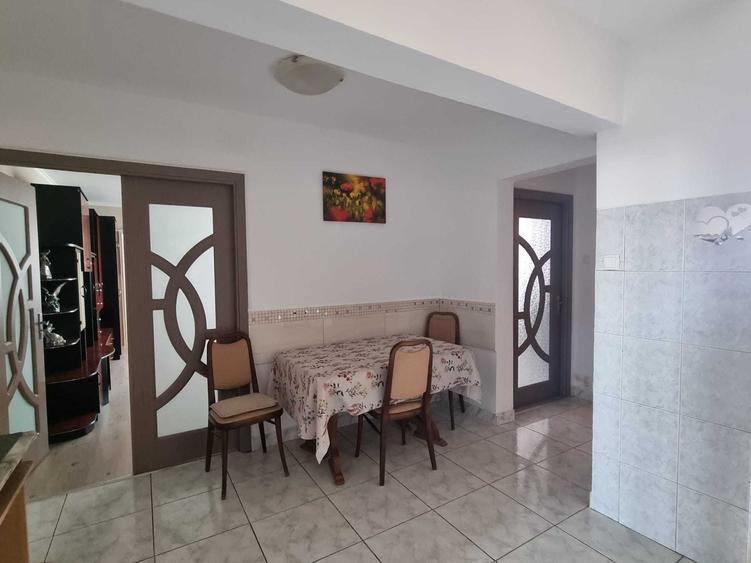Apartament cu 3 camere decomandat în Exterior Vest
