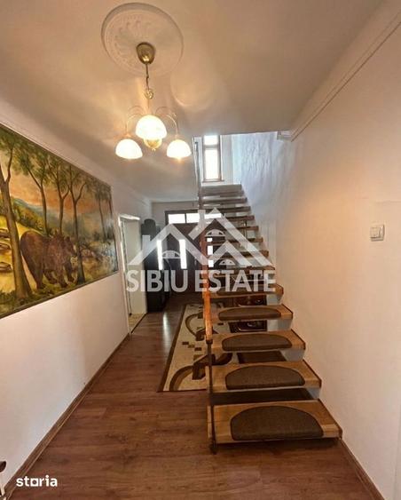 Casă cu 8 camere cu Teren 950 Mp în Calea Poplăcii