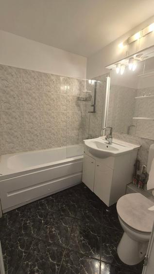 Apartament cu 3 camere semidecomandat în Obor