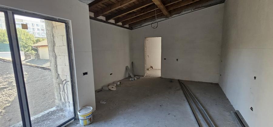 Casă individuală cu 9 camere cu Teren 164 Mp în Central