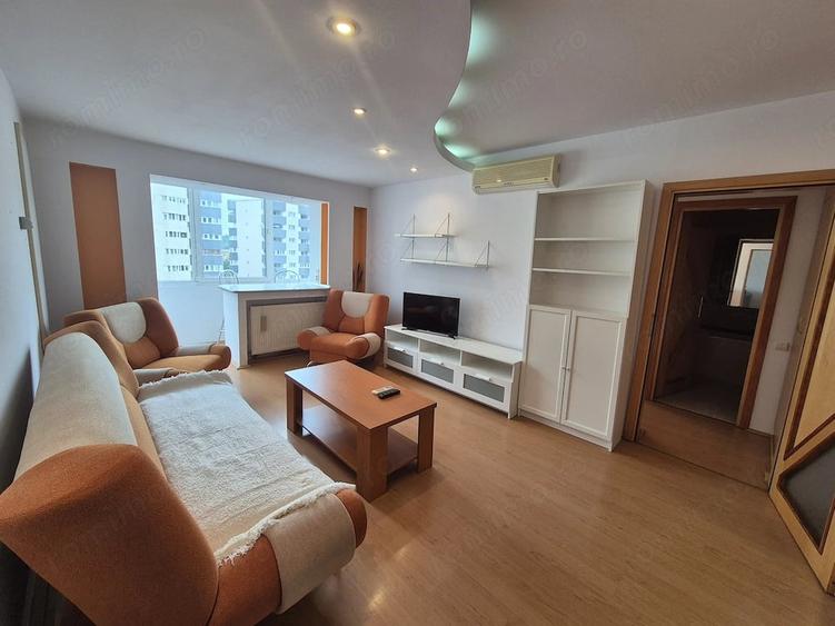 Apartament cu 3 camere semidecomandat în Centrul Civic