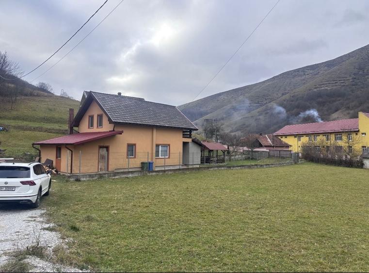 Casă individuală cu 4 camere cu Canalizare în Remeți