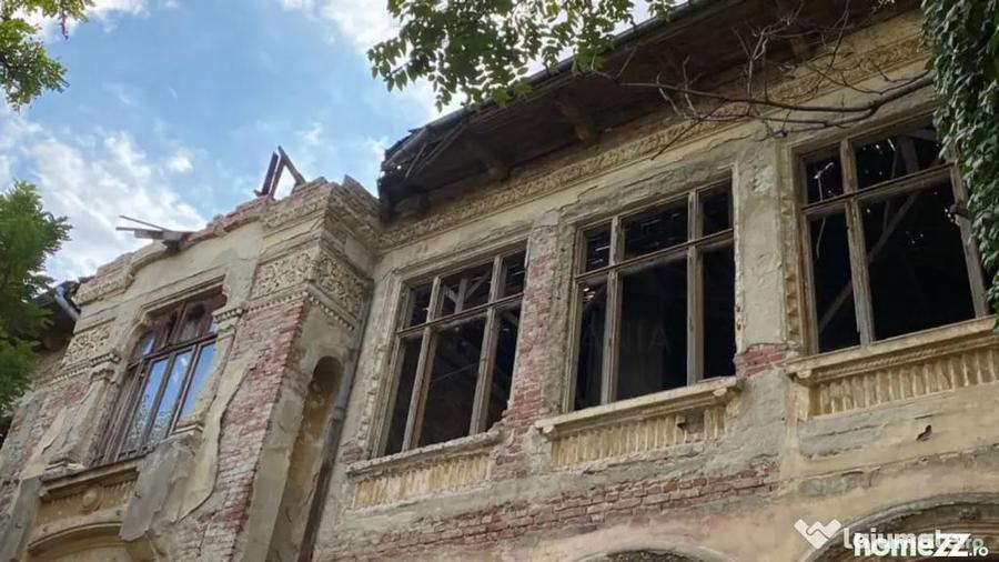 Casă cu 7 camere cu Teren 956 Mp în Central