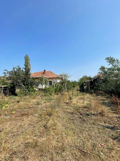 Teren 2258 mp pe care se afla casa demolabila