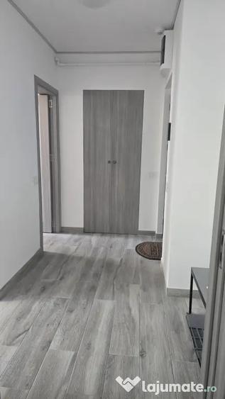 Apartament cu 3 camere semidecomandat în Titan