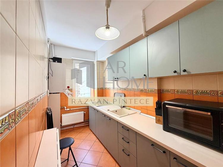 Apartament cu 3 camere decomandat, mobilat în Ultracentral