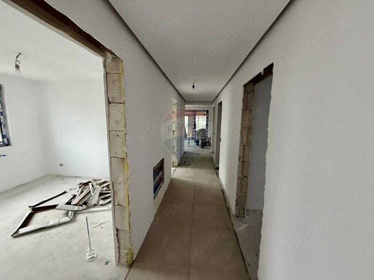 Casă cu 4 camere cu Teren 418 Mp în Golești