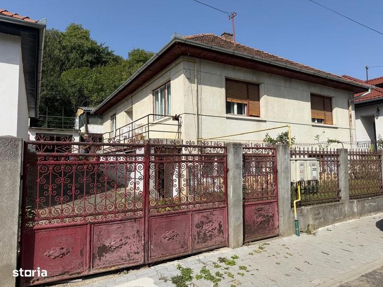 Casă cu 4 camere decomandat în Central