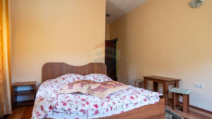 Casă individuală cu 10 camere cu Teren 1348 Mp în Sânbotin