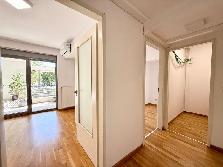 Apartament cu 5 camere semidecomandat în Băneasa
